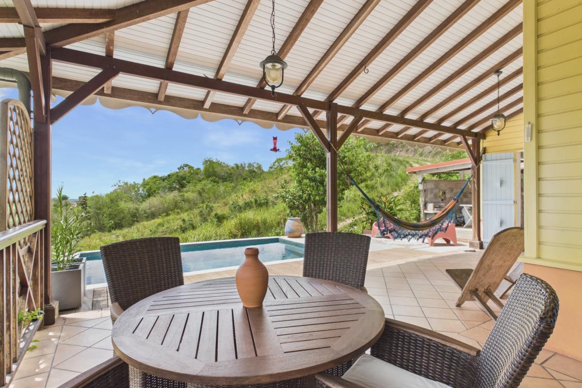villa-avec-piscine-riviere-salee-martinique-7-pers - piscine petite table